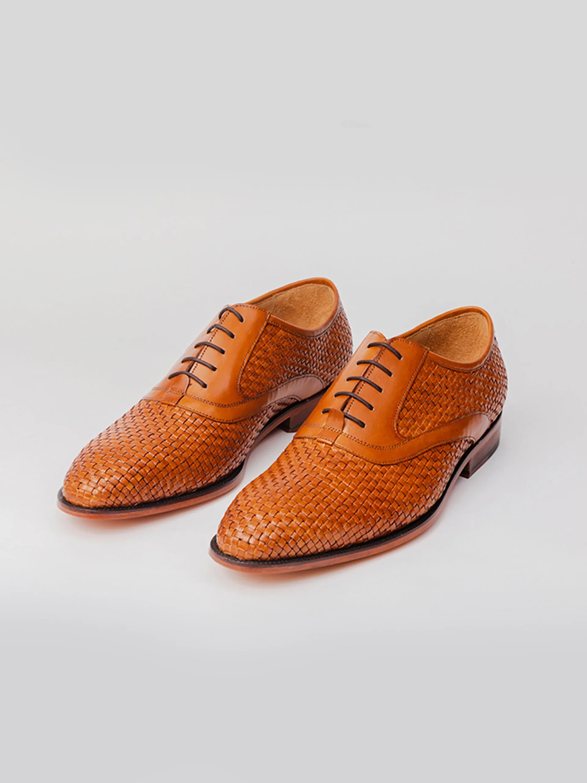 Bennett Woven Oxford - Tan Versatile Style