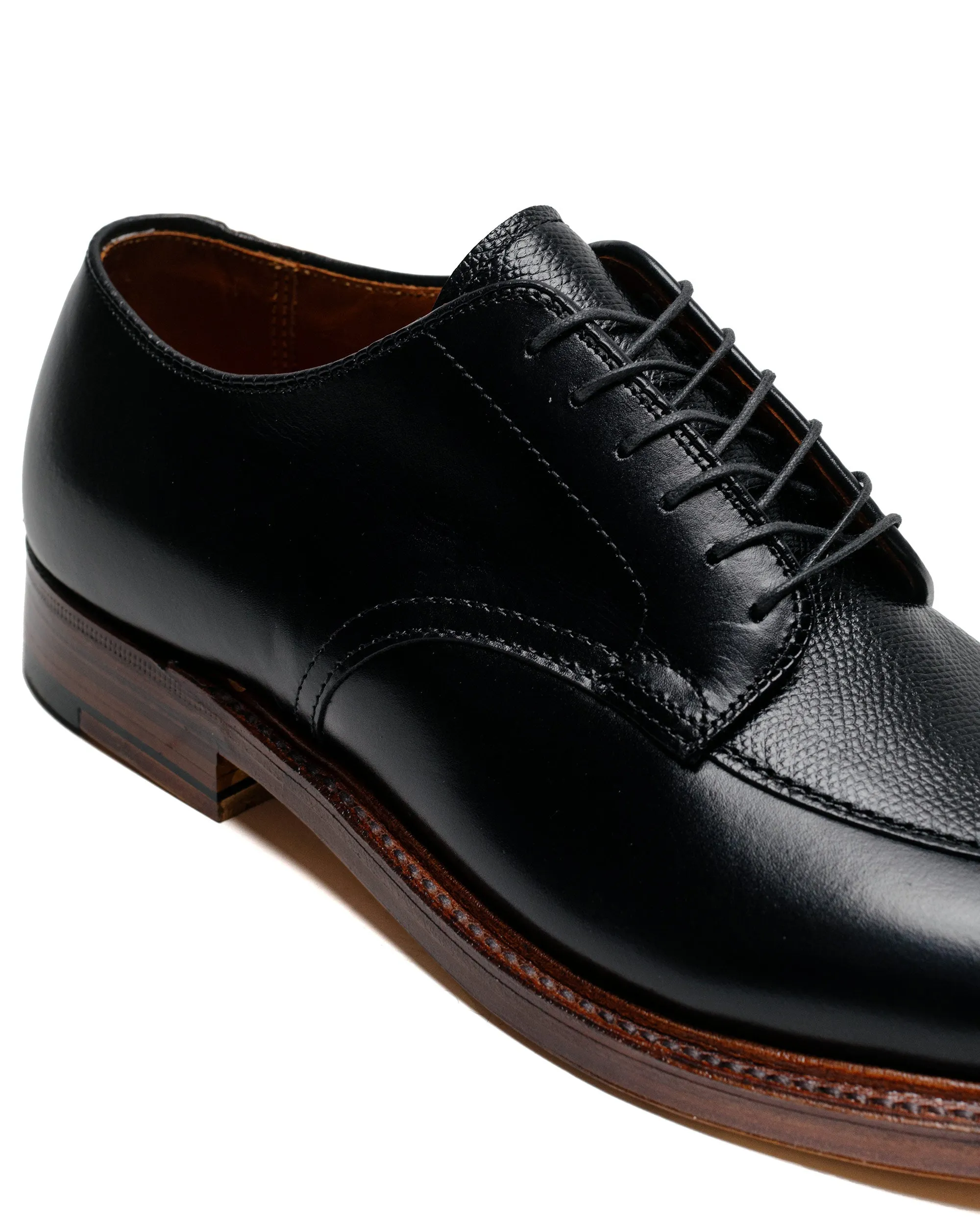 Alden V Tip Blucher Black Calfskin/Black Regina Grain G2603 Motion Friendly