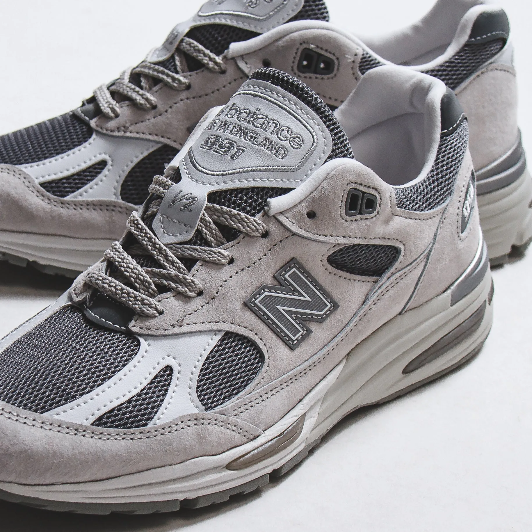 easy - to - clean shoe feature New Balance Unisex 991v2 Nimbus Cloud Made In UK U991LG2