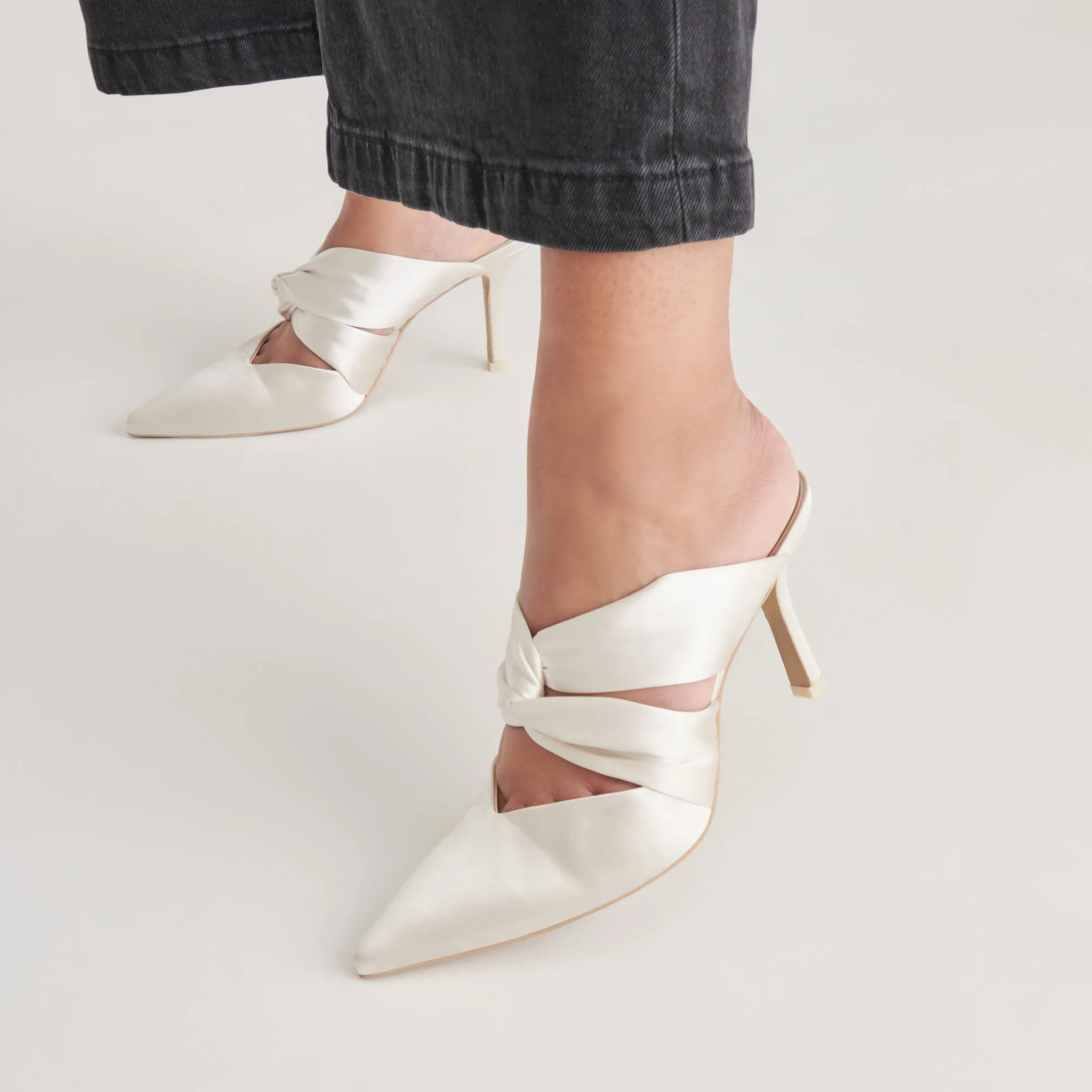 KELSY HEELS CREME SATIN Heel shoes