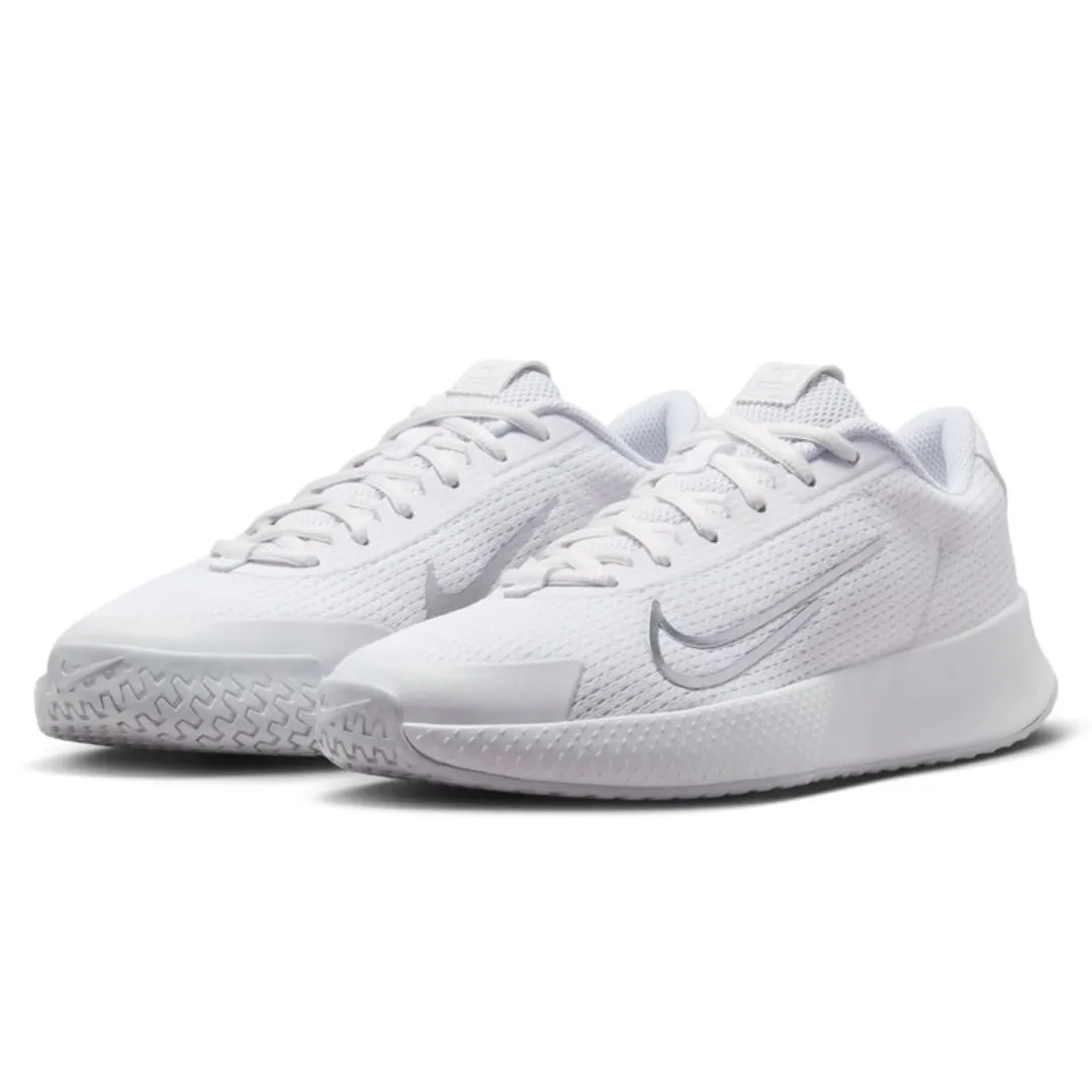 Nike Vapor Lite 2 HC Women Hard-Court Tennis Shoes - White/Metallic Silver-Pure Plantinum Urban Running