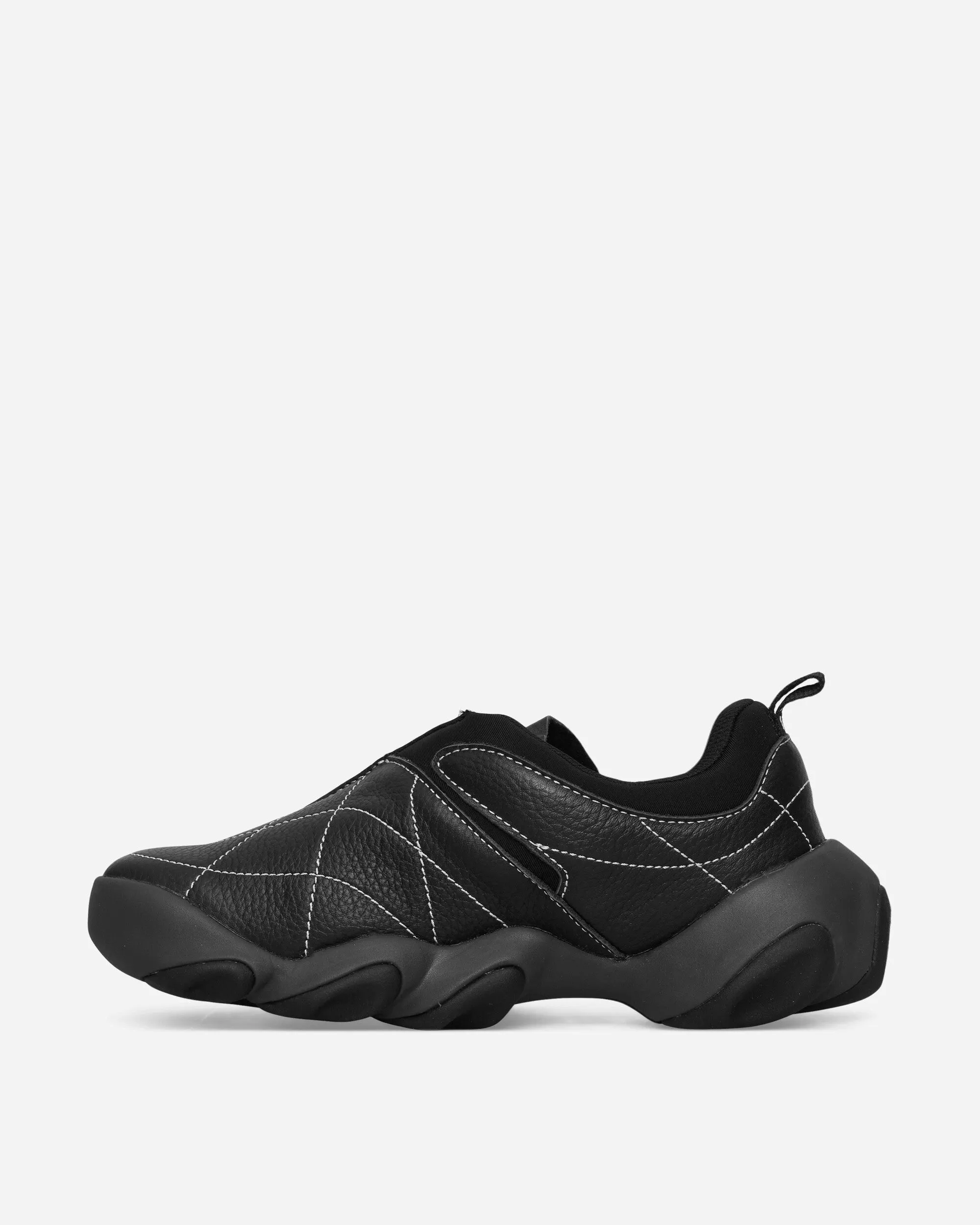 Outfit Neutral Relax Vibe Flesh Warp Sneakers Black / White