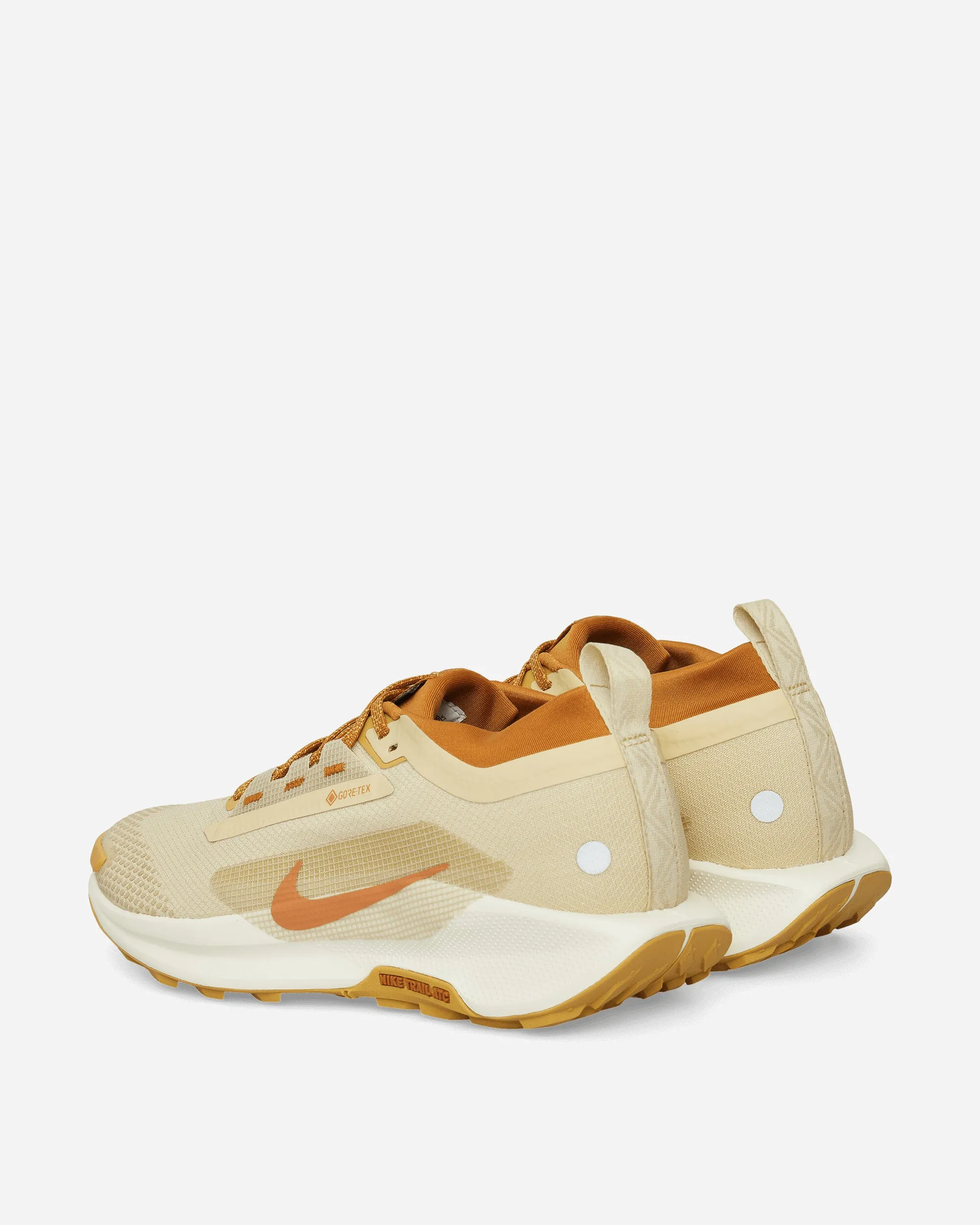 Look Walk Effortless Style Pegasus Trail 5 GORE-TEX Sneakers Team Gold / Desert Ochre