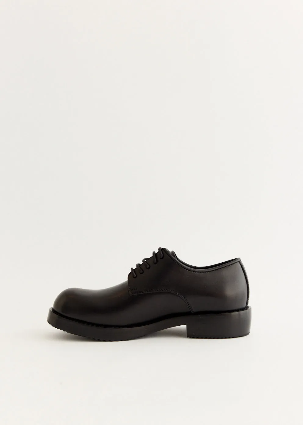 Streamlined silhouette Responsive ride Leather Derby Shoes