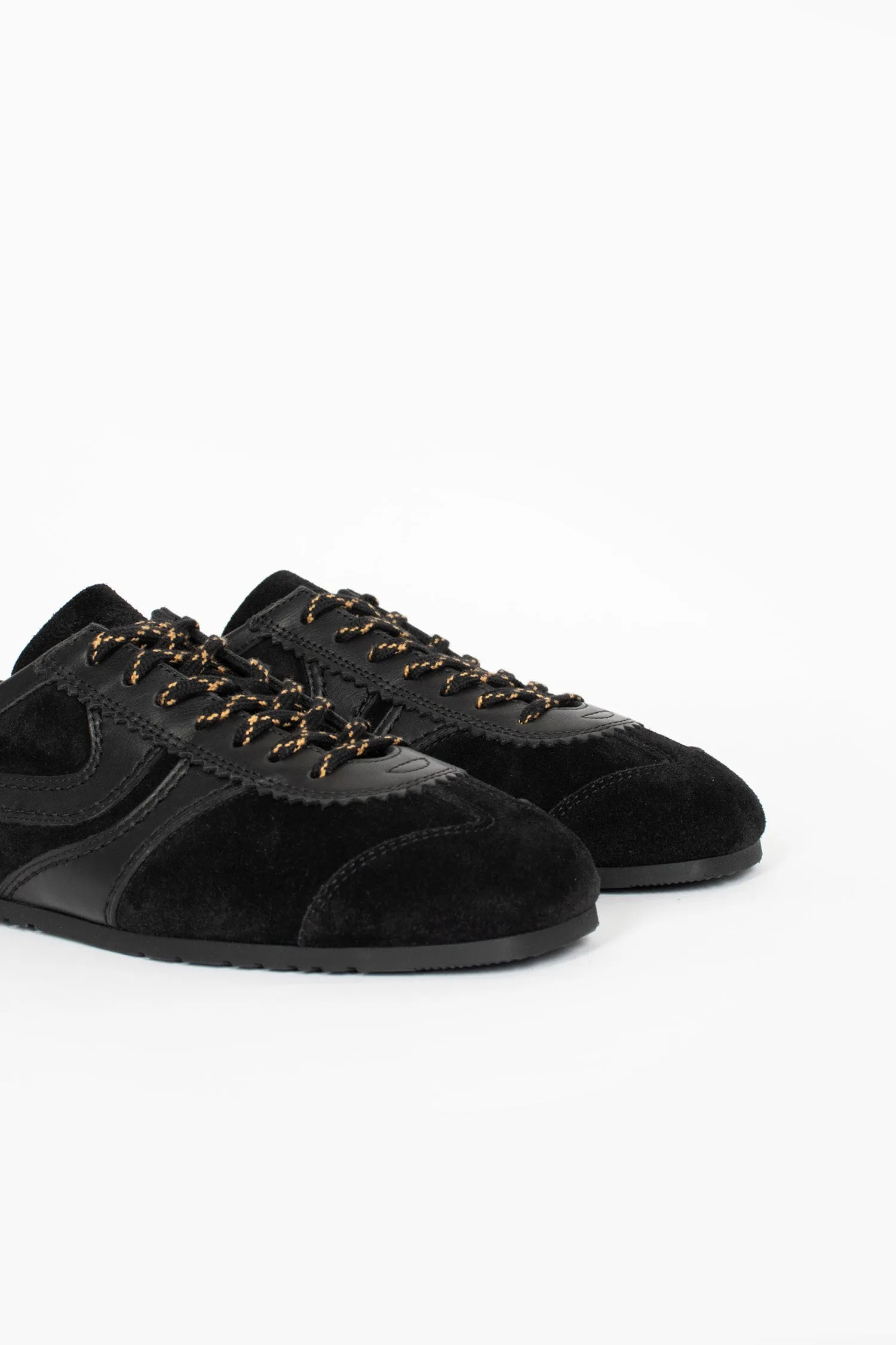 Marathon Suede Sneakers Black understated look