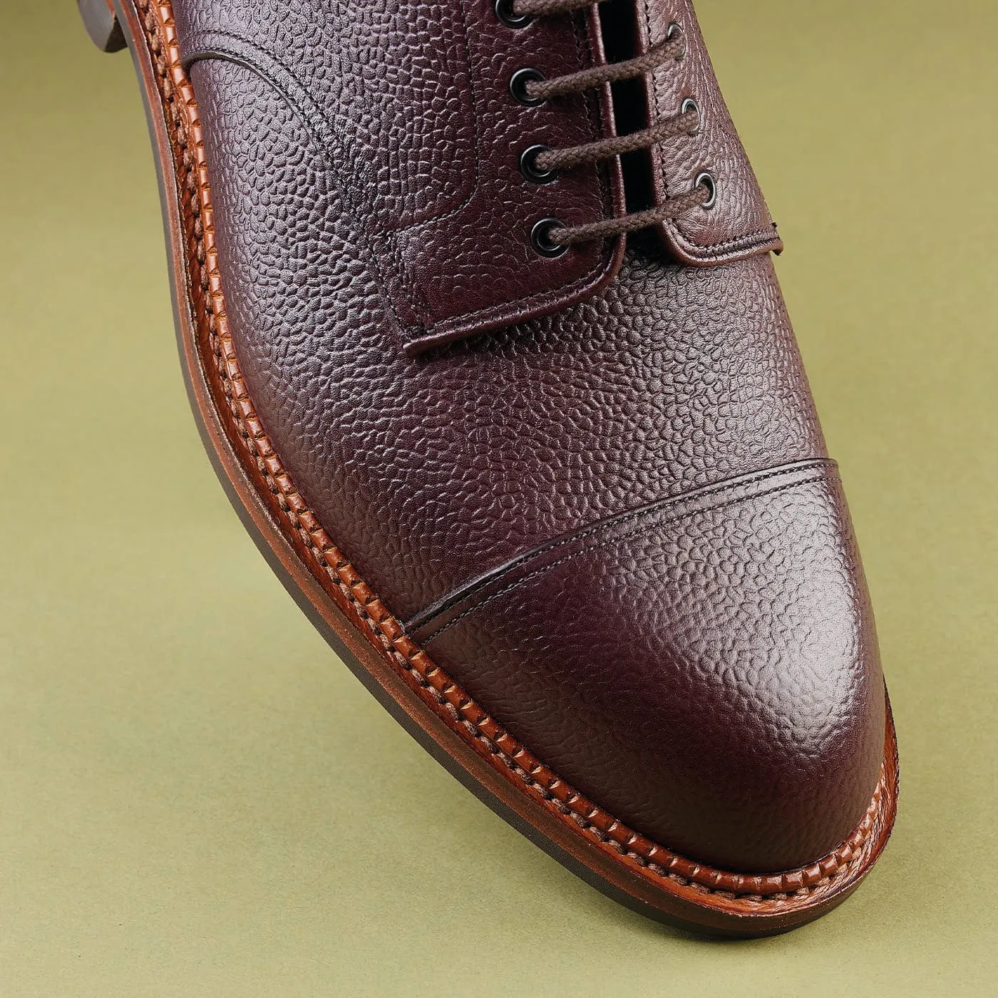 Sleek Texture Balanced Build Sandhurst Oxblood Zug Grain