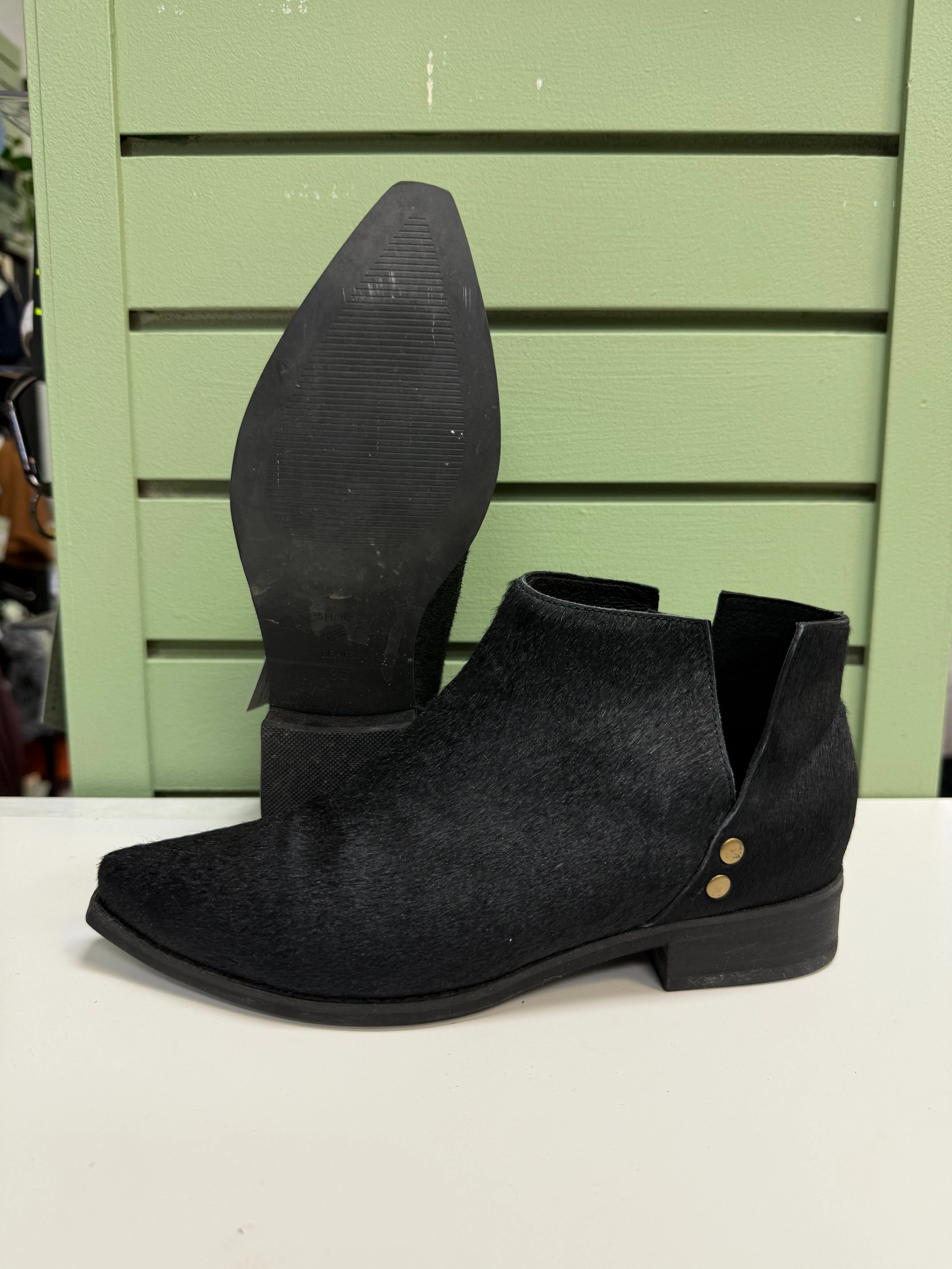 Elevated Comfort Shoe The Bear Oki Horse Pointed Booties (Womens 5/36)