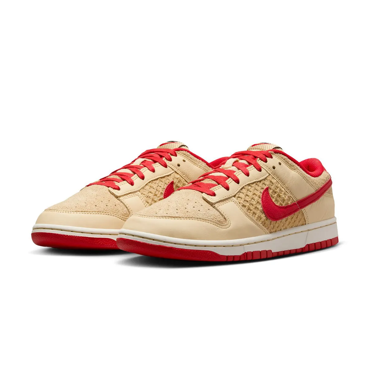 Dunk Low Retro SE 'Strawberry Waffle' All-around silhouette