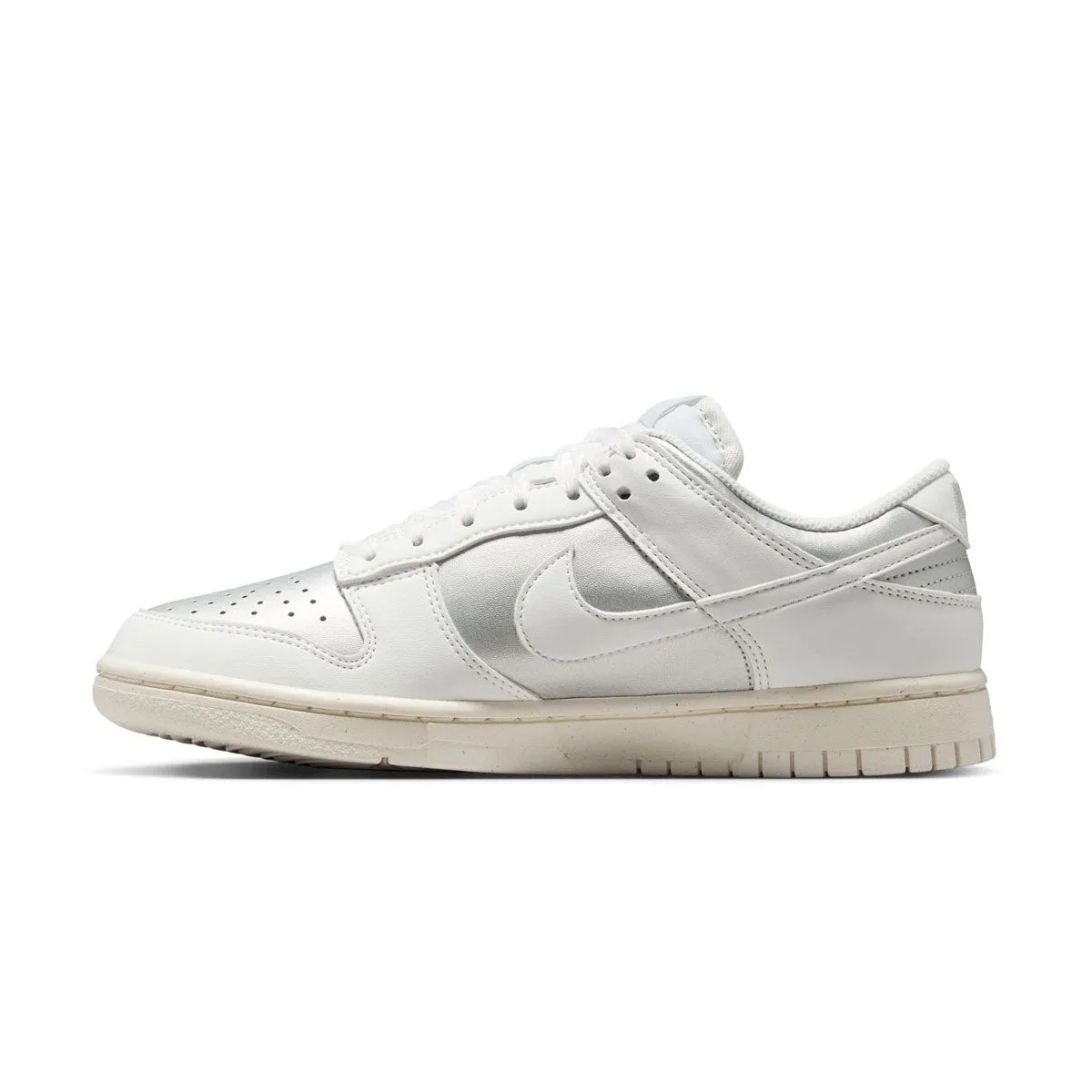 Pull Hike Heavy Stride Wmns Dunk Low Next Nature 'Metallic Platinum'