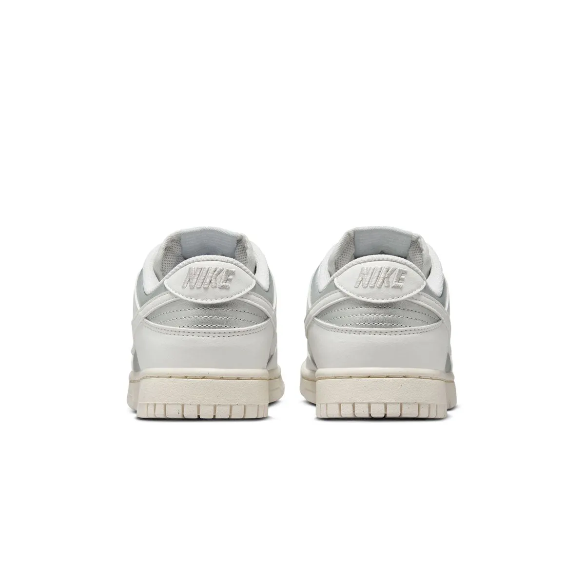 Quick Move Wmns Dunk Low Next Nature 'Metallic Platinum'