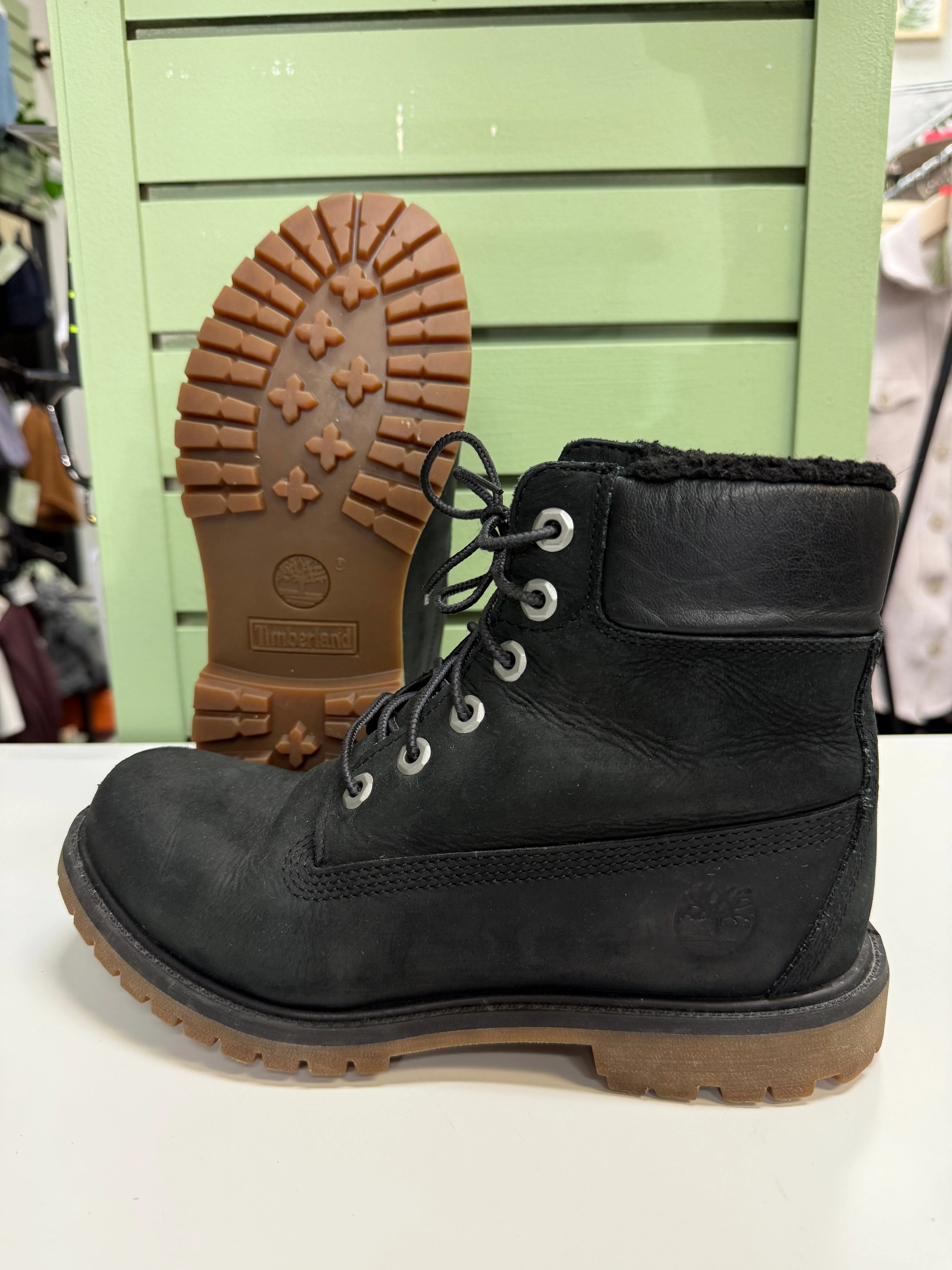 Comfortable Straps Pure White Timberland Sherpa Lined Boots (Womens 8)