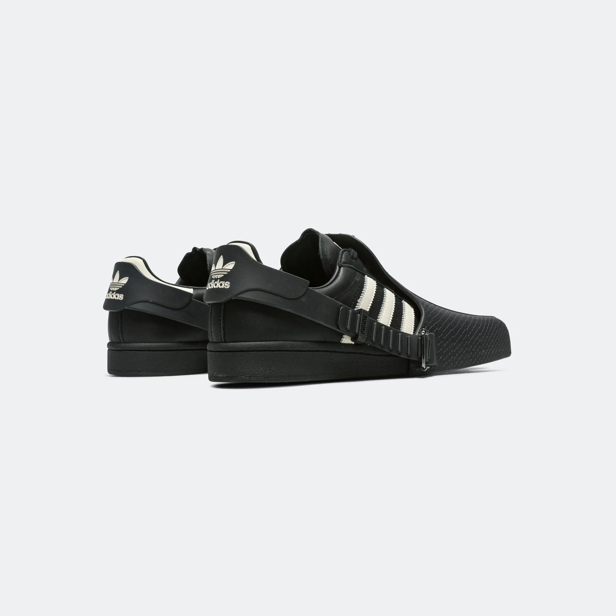 Womens Superfinger Superstar - Core Black/Crew White Shock Vibe