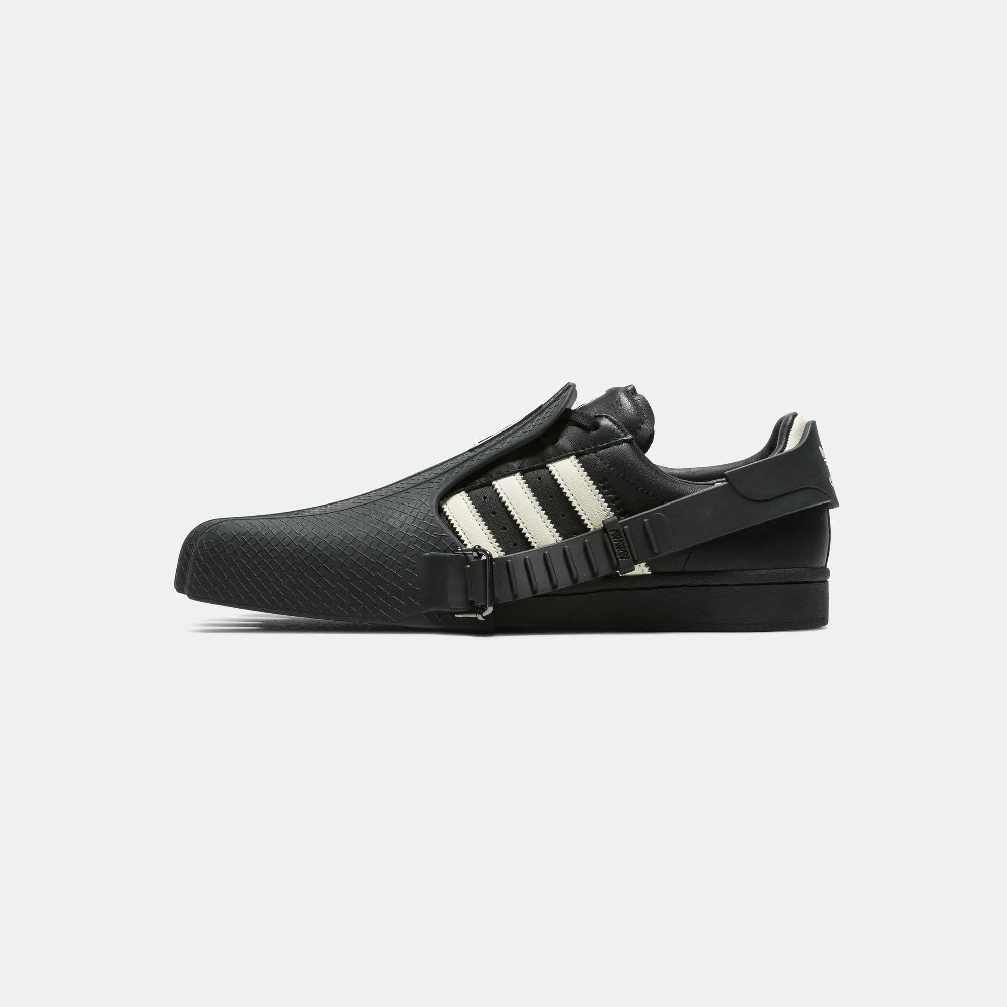 Womens Superfinger Superstar - Core Black/Crew White Sleek Built-In Support